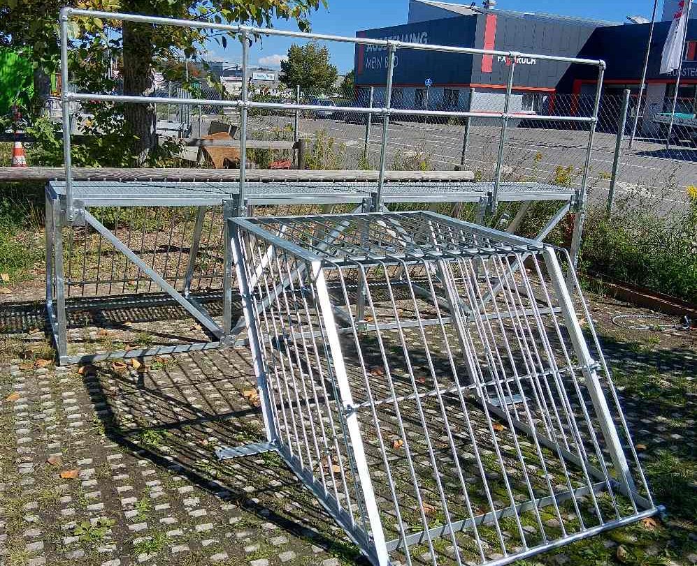 Vom Biber verbautes Ablaufbauwerk / Teichmönch an einem Fischteich.