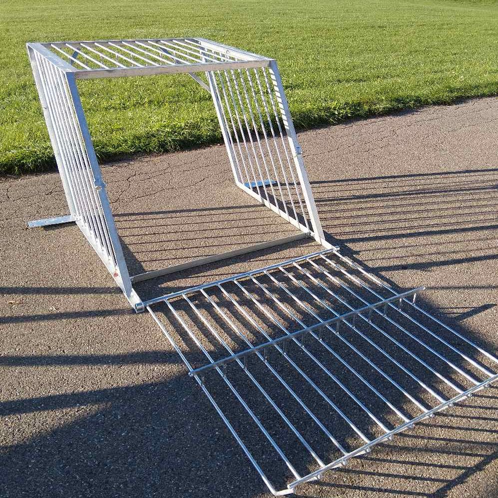 Oben geöffnetes Biber Schutzgitter an einem Teichmönch. Das darunter verbaute Schutzgitter läßt sich auch entnehmen.