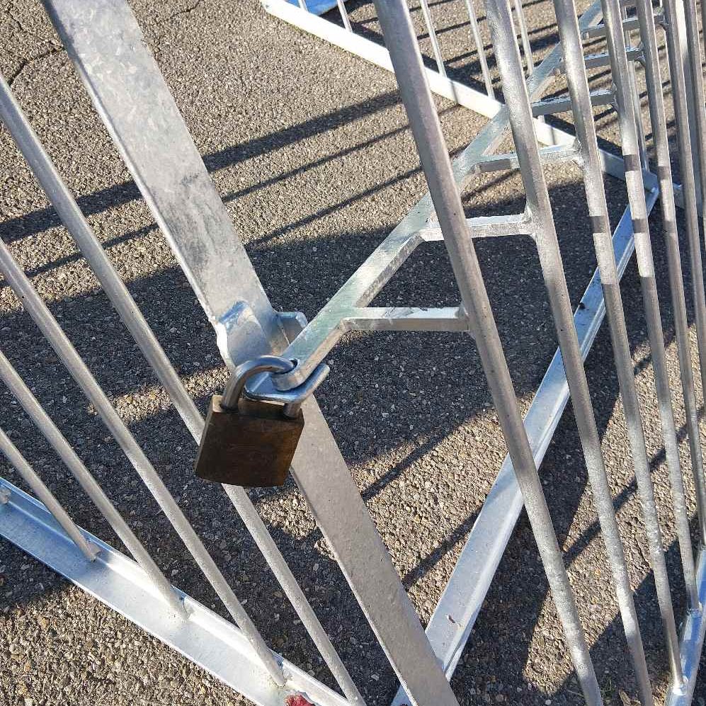 Abbildung der Eckbaugruppen die wie die geraden Baugruppen mit einem Rechen durchgängig gereinigt werden können.