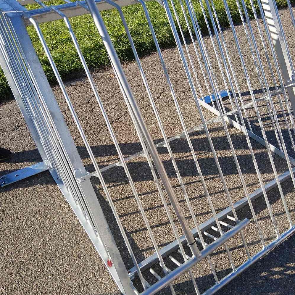 Bibergitter Baukasten Elemente aufgrund der Höhe des Teichmönchs in mehreren Ebenen übereinander gebaut.