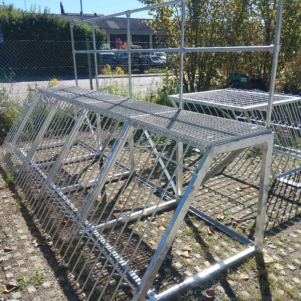 Bibergitter Baukasten aus verzinktem Stahl, eingesetzt im Teichmönch. Reinigungsklappe hier auf der linken Seite.