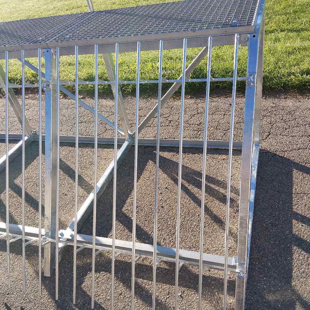 Bibergitter Baukasten Elemente aufgrund der Höhe des Teichmönchs in mehreren Ebenen übereinander gebaut.