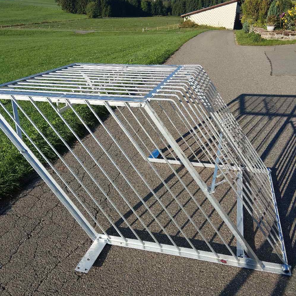 Bibergitter Baukasten aus verzinktem Stahl, eingesetzt im Teichmönch. Reinigungsklappe hier auf der linken Seite.